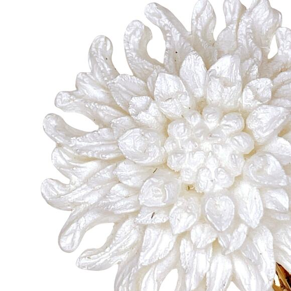 VTG 50s Flower Clip-On Earrings White Chrysanthemum Gold Tone Mid Century Floral - Picture 5 of 12